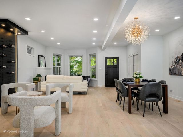 1910 W George Street, Chicago, IL 60657