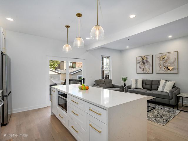 1910 W George Street, Chicago, IL 60657