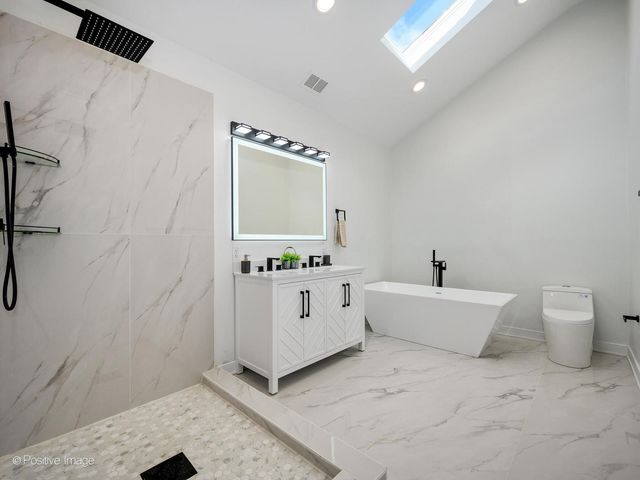 1910 W George Street, Chicago, IL 60657