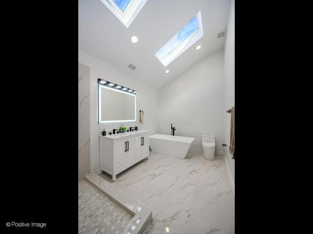 1910 W George Street, Chicago, IL 60657