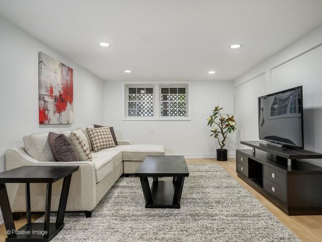 1910 W George Street, Chicago, IL 60657