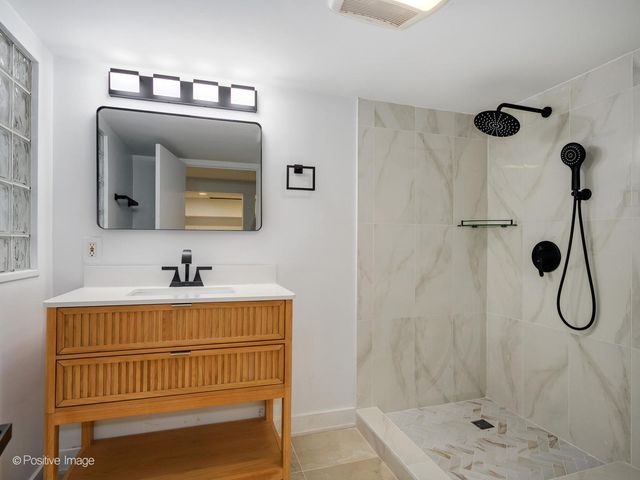 1910 W George Street, Chicago, IL 60657