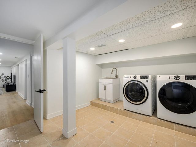 1910 W George Street, Chicago, IL 60657