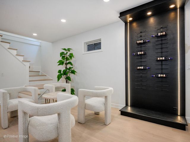 1910 W George Street, Chicago, IL 60657