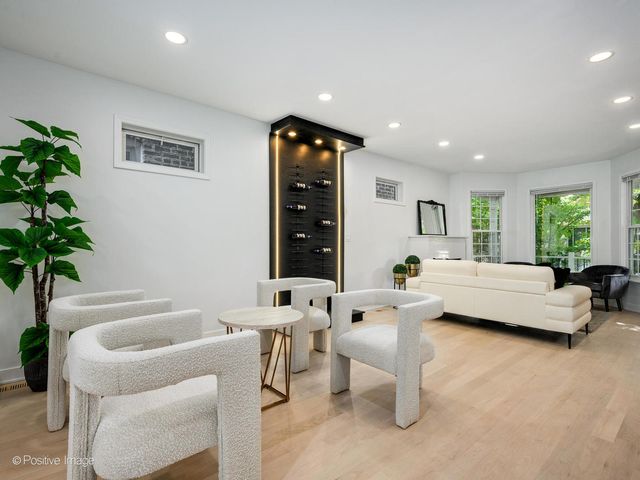 1910 W George Street, Chicago, IL 60657