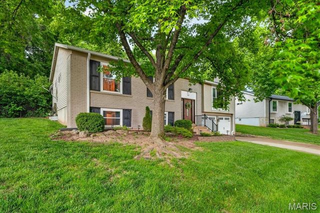 837 Pontoison Drive, Manchester, MO 63021