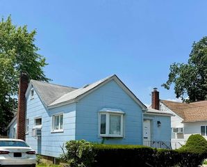 324 Maplegrove Avenue, Uniondale, NY 11553