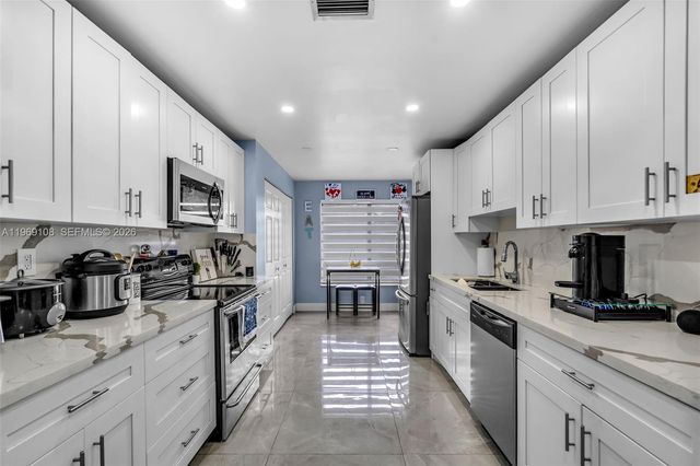 6325 NW 200th St, Hialeah, FL 33015