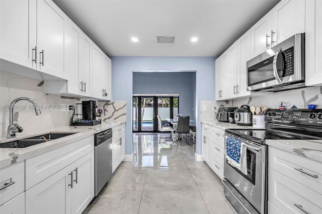 6325 NW 200th St, Hialeah, FL 33015