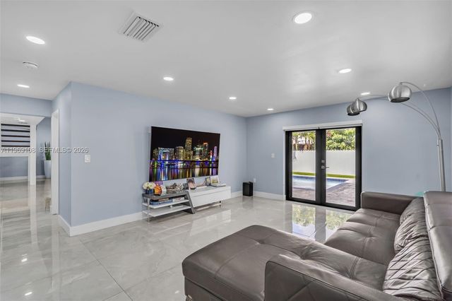 6325 NW 200th St, Hialeah, FL 33015