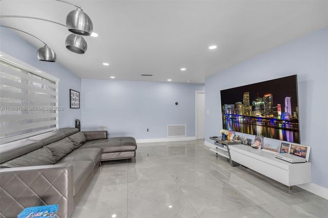 6325 NW 200th St, Hialeah, FL 33015