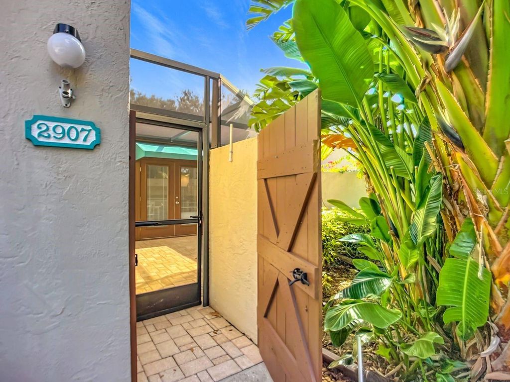 Image 2 of property listing at 2907 OAK LANE, Bradenton, FL 34209