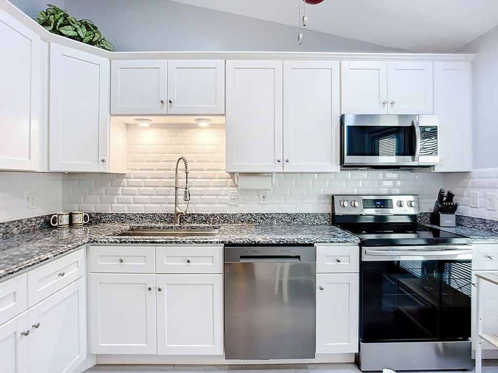 Image 6 of property listing at 2907 OAK LANE, Bradenton, FL 34209