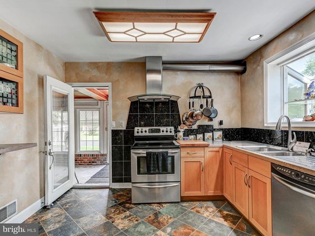 2922 CUB HILL RD, Baltimore, MD 21234