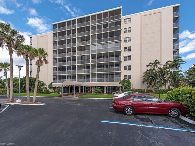5 Bluebill AVE 504, Naples, FL 34108
