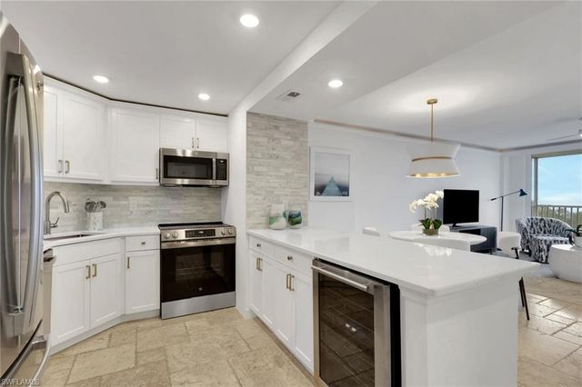 5 Bluebill AVE 504, Naples, FL 34108