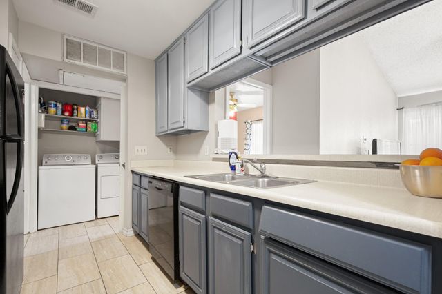 806 W 24th ST 323, Austin, TX 78705