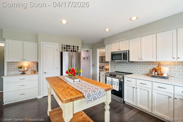 8983 Quail Circle, Plymouth, MI 48170