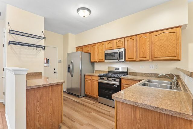 984 Parkhill Circle, Aurora, IL 60502