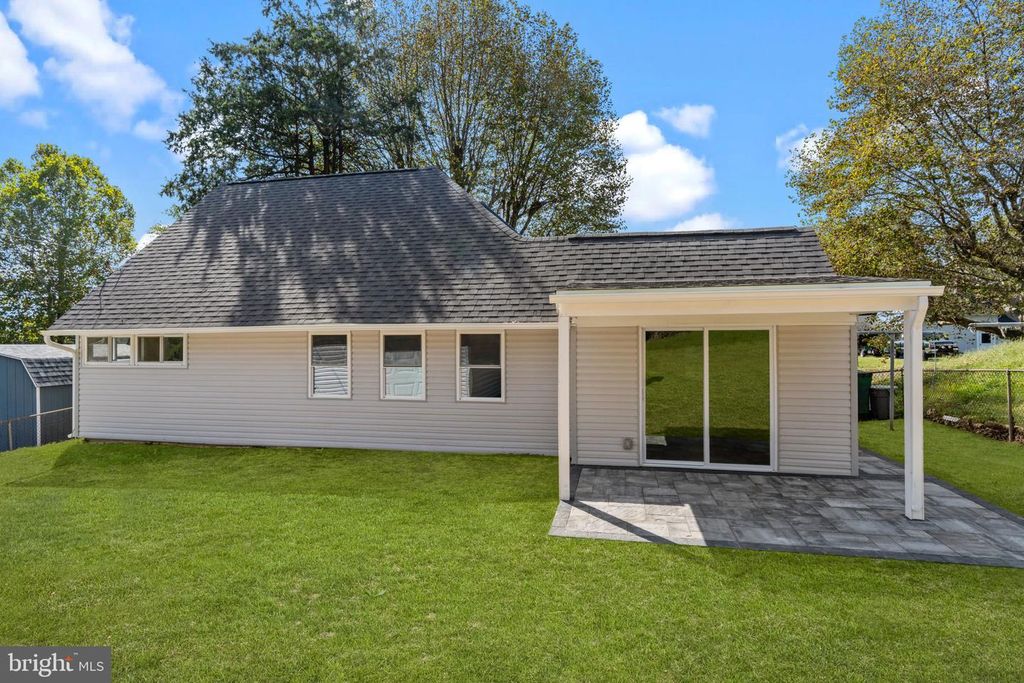 28 RAINBOW LN, Levittown, PA 19055