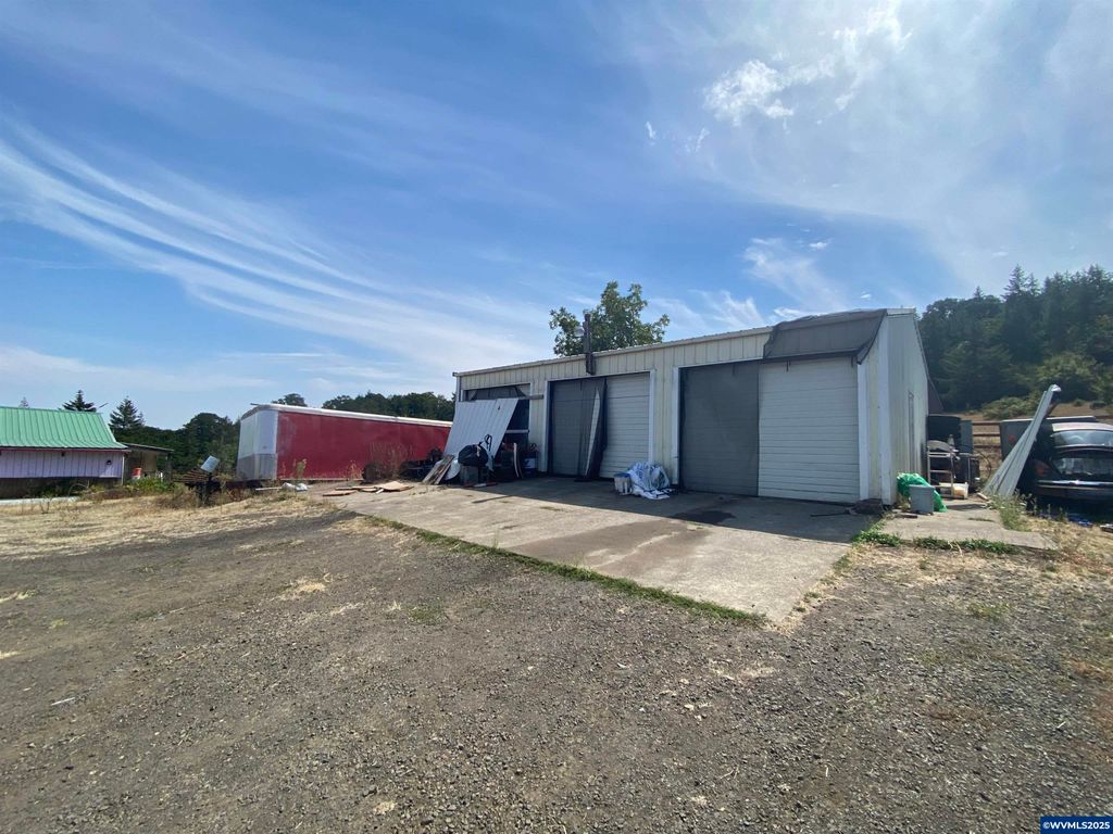 Image 11 of property listing at 7555 Sawtell Rd, Sheridan, OR 97378