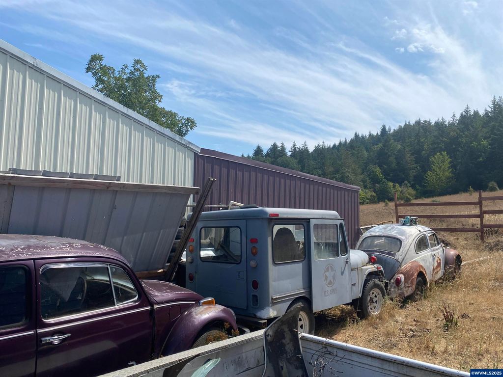 Image 12 of property listing at 7555 Sawtell Rd, Sheridan, OR 97378