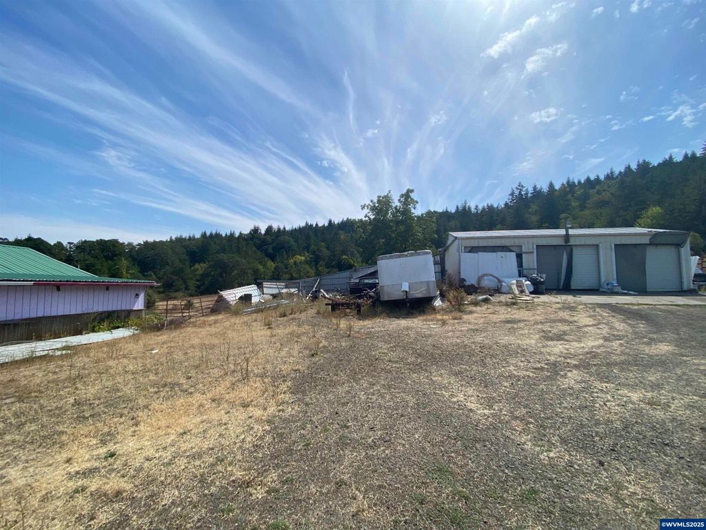 Image 14 of property listing at 7555 Sawtell Rd, Sheridan, OR 97378