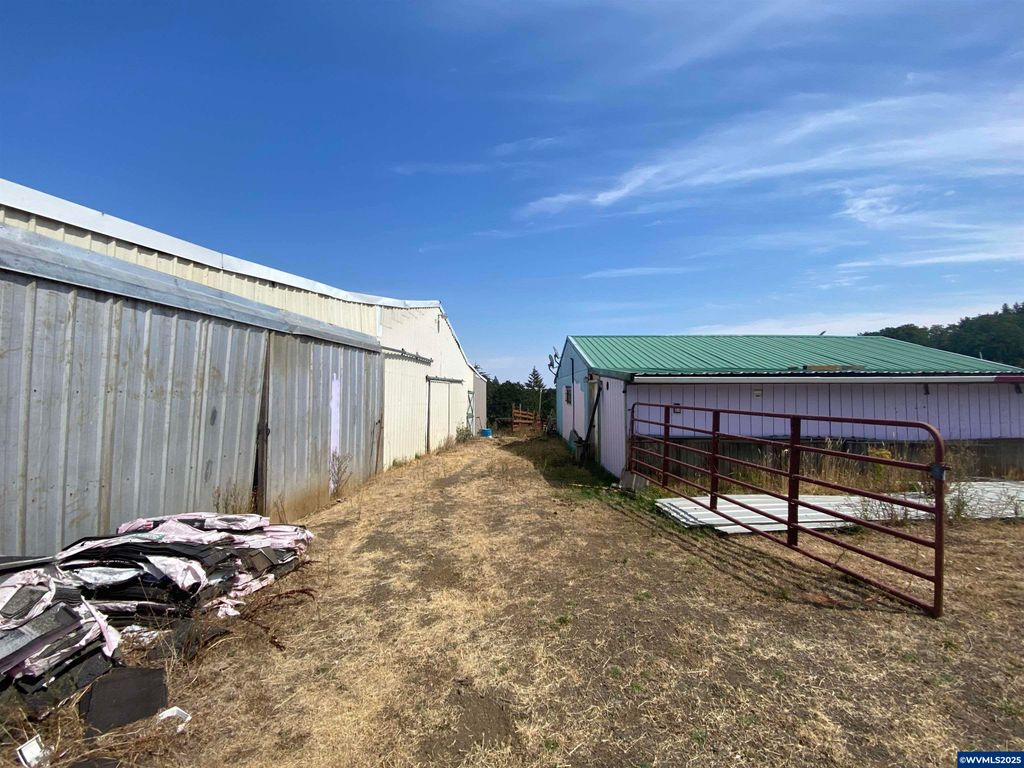 Image 19 of property listing at 7555 Sawtell Rd, Sheridan, OR 97378