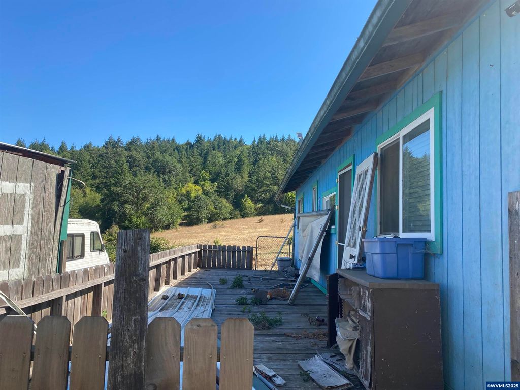 Image 21 of property listing at 7555 Sawtell Rd, Sheridan, OR 97378