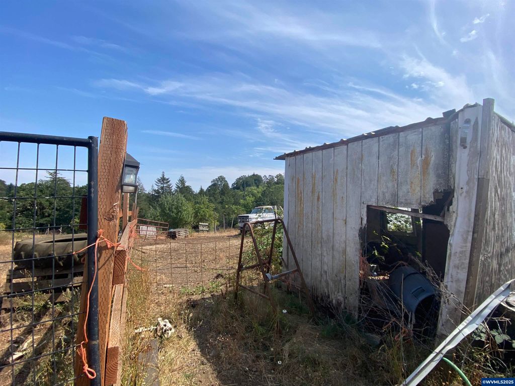 Image 22 of property listing at 7555 Sawtell Rd, Sheridan, OR 97378