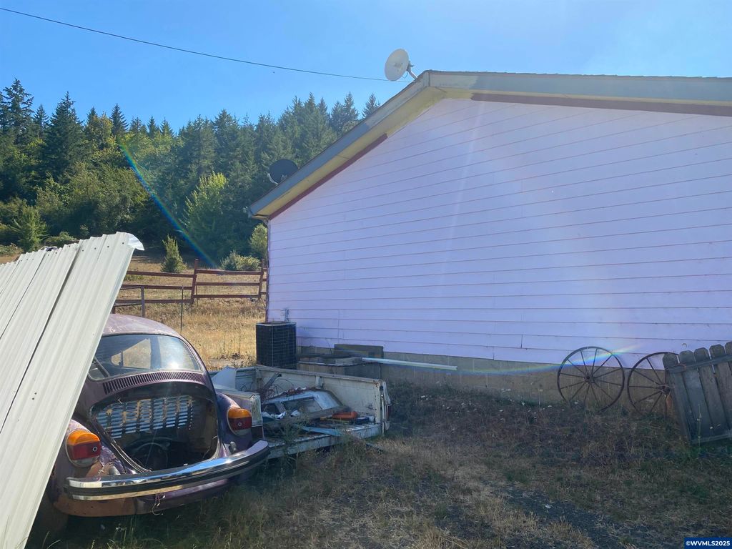 Image 7 of property listing at 7555 Sawtell Rd, Sheridan, OR 97378