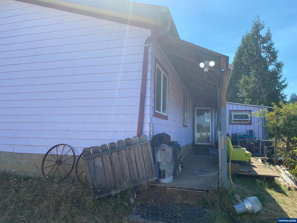 Image 8 of property listing at 7555 Sawtell Rd, Sheridan, OR 97378