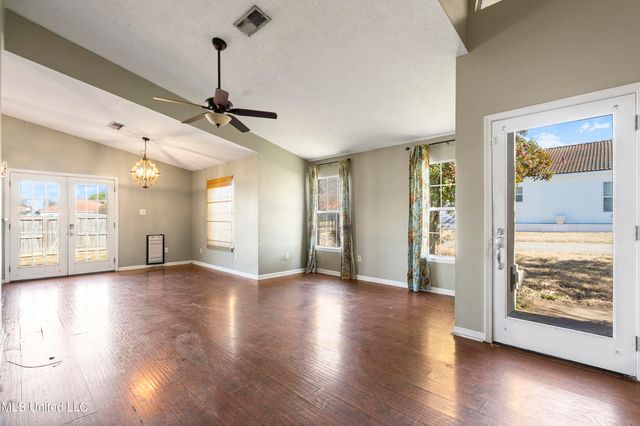 1112 S Atterbury Circle, Southaven, MS 38671