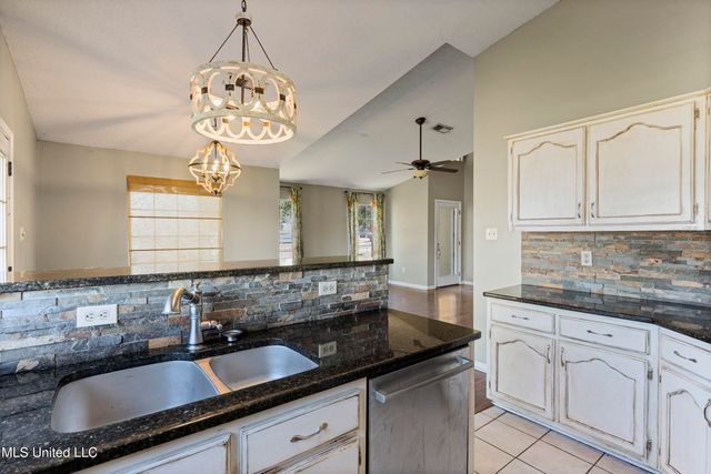 1112 S Atterbury Circle, Southaven, MS 38671