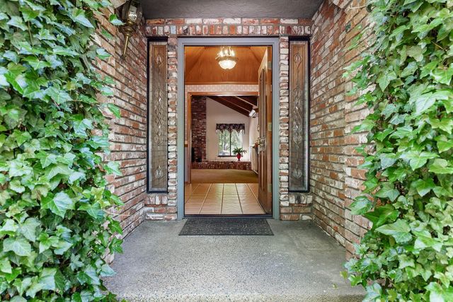 255 E Shepherd Avenue, Fresno, CA 93720