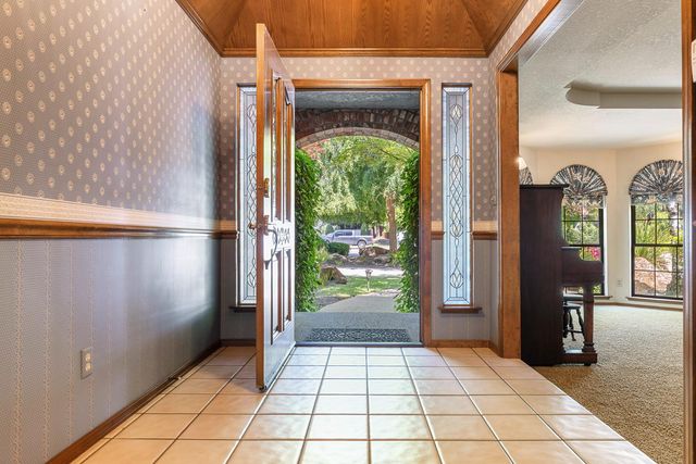 255 E Shepherd Avenue, Fresno, CA 93720