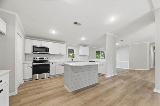 6068 S Seneca St, Wichita, KS 67217