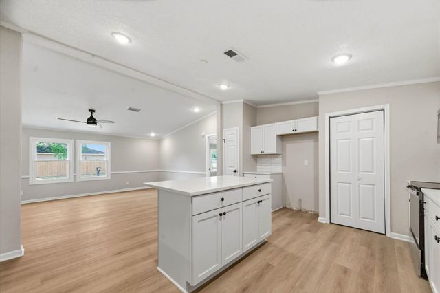 6068 S Seneca St, Wichita, KS 67217