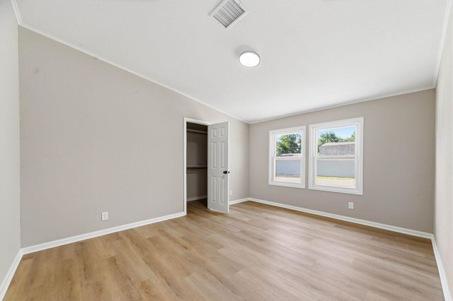 6068 S Seneca St, Wichita, KS 67217