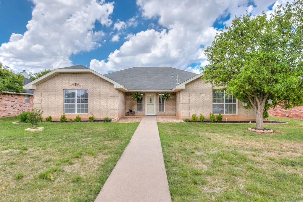 Image 1 of property listing at 4929 Royal Oak Drive, San Angelo, TX 76904