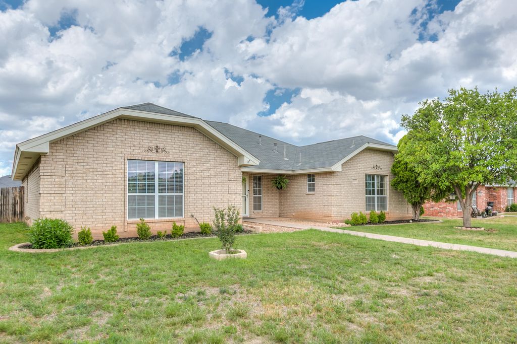 Image 2 of property listing at 4929 Royal Oak Drive, San Angelo, TX 76904
