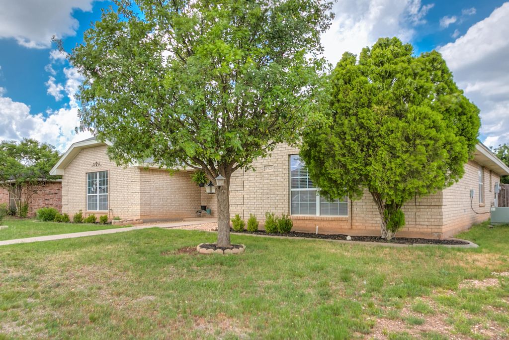 Image 3 of property listing at 4929 Royal Oak Drive, San Angelo, TX 76904