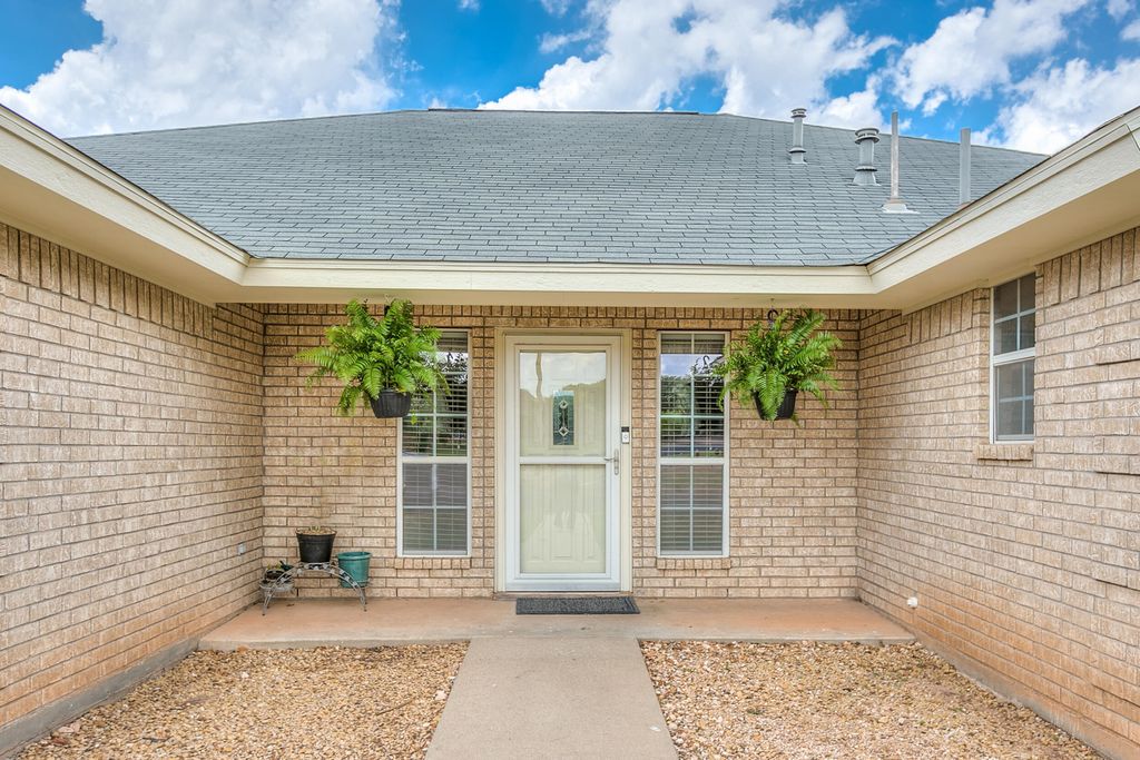 Image 4 of property listing at 4929 Royal Oak Drive, San Angelo, TX 76904