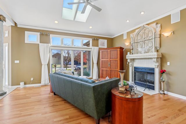 828 Royal Dublin Lane, Dyer, IN 46311