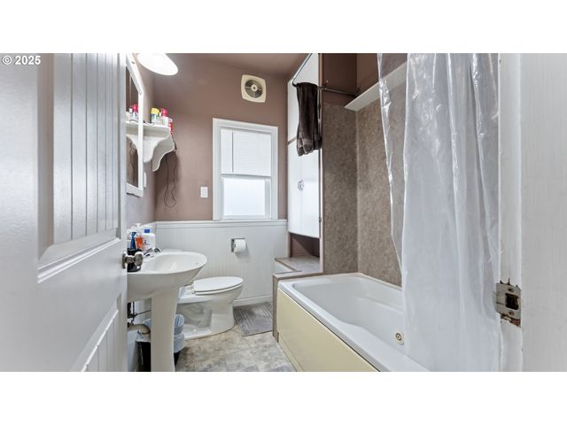 63776 Flanagan Rd, Coos Bay, OR 97420