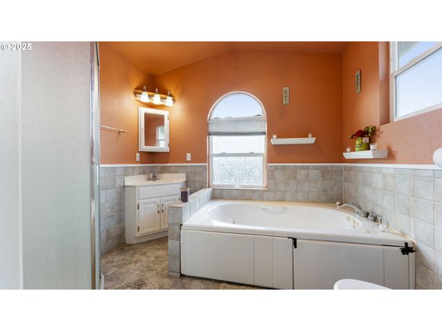 63776 Flanagan Rd, Coos Bay, OR 97420