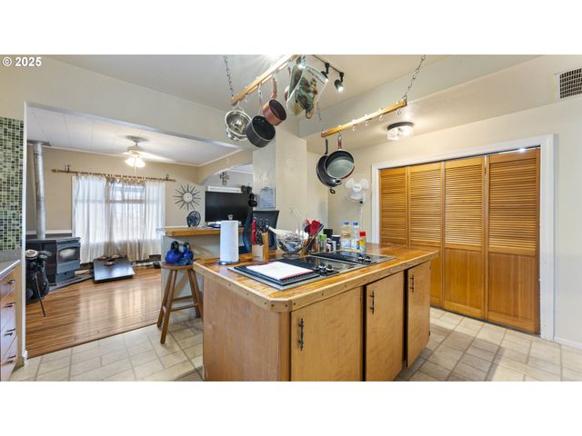 63776 Flanagan Rd, Coos Bay, OR 97420