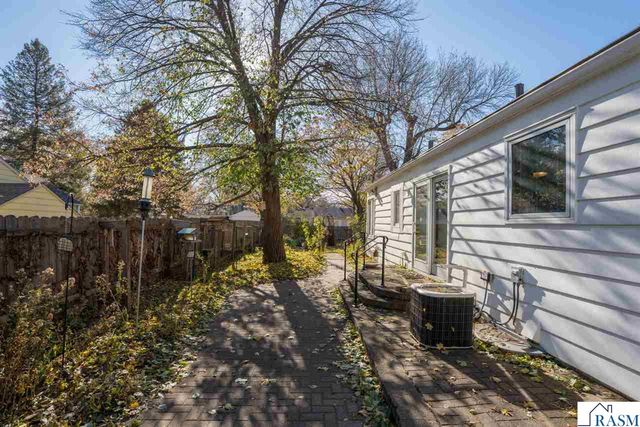 825 Carney Avenue, Mankato, MN 56001