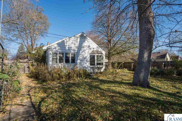 825 Carney Avenue, Mankato, MN 56001