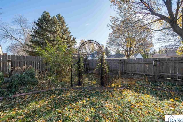 825 Carney Avenue, Mankato, MN 56001